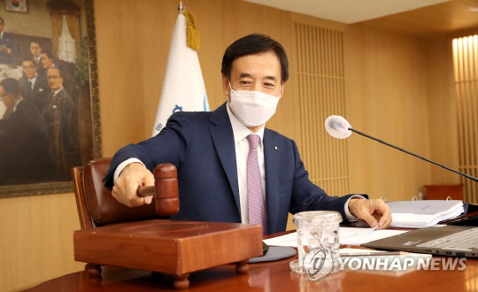 26일 이주열 한국은행 총재가 서울 중구 한국은행에서 열린 금융통화위원회 본회의에서 의사봉을 두드리고 있다. 연합뉴스